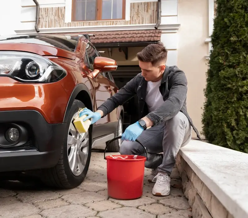 Lavage auto à domicile Saint-Nizier-de-Fornas : professionnel intervenant sur un véhicule